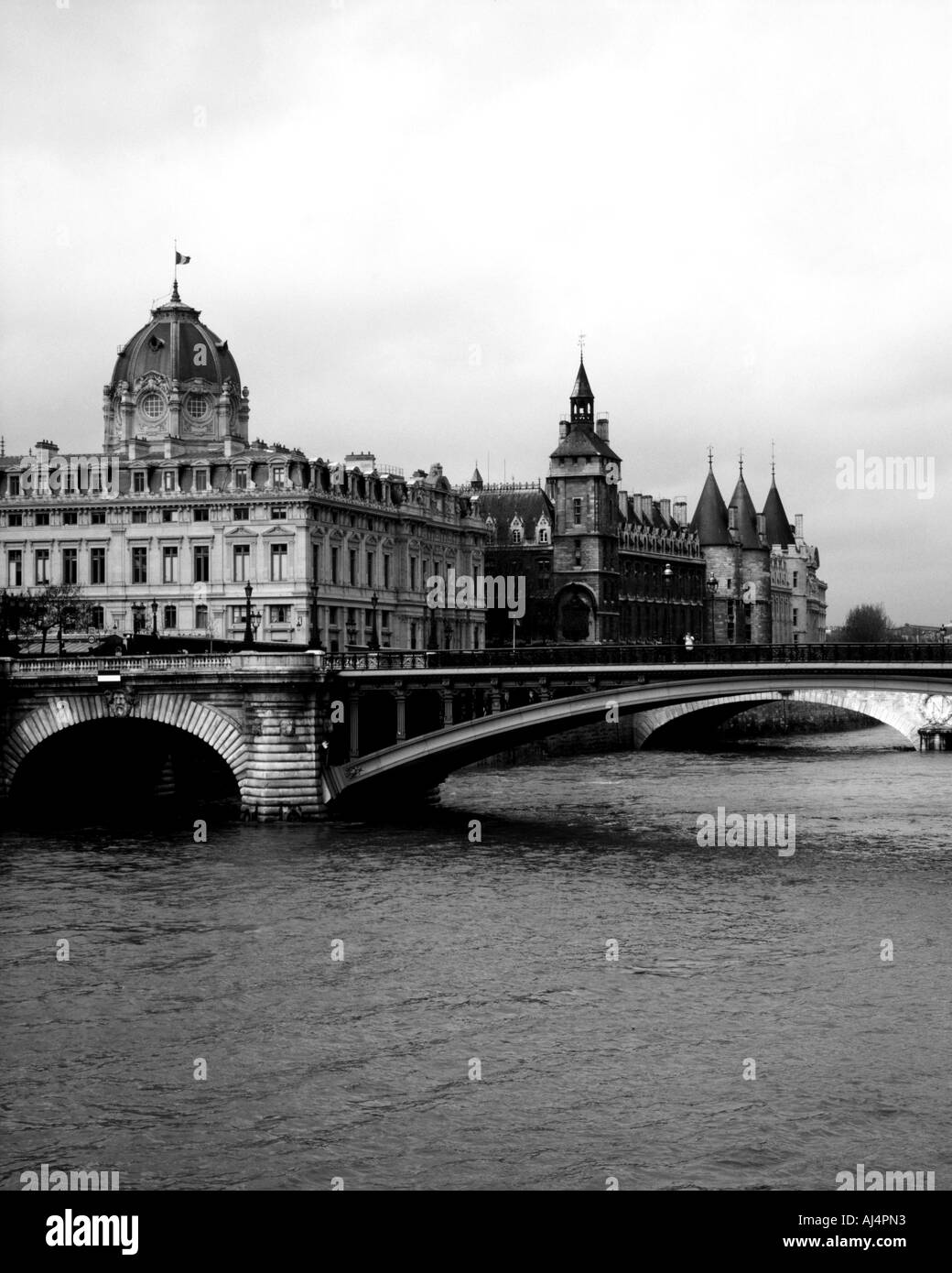 Pont Notre Dame Pont, Droit du commerce électronique et de la Cour de la Conciergerie Paris France Banque D'Images