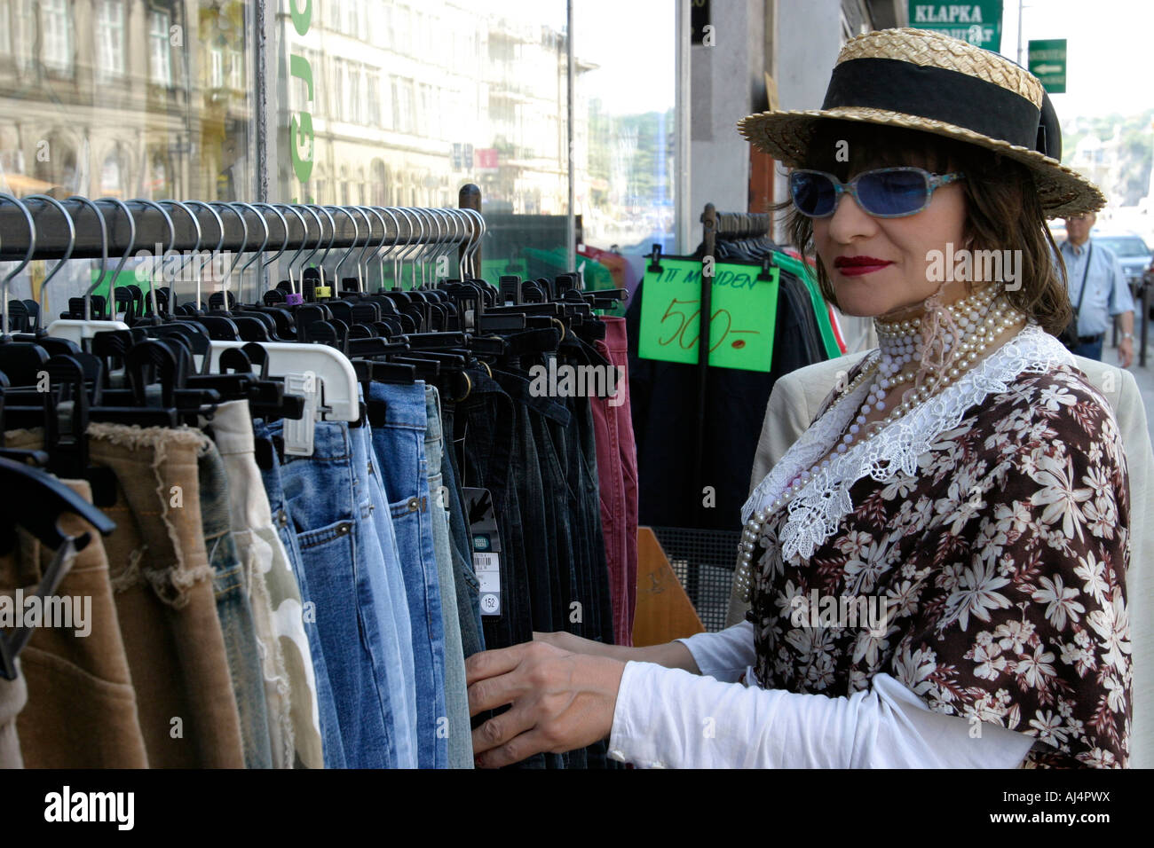 Vente de vêtements d'occasion femme hongroise Budapest Hongrie Photo Stock  - Alamy