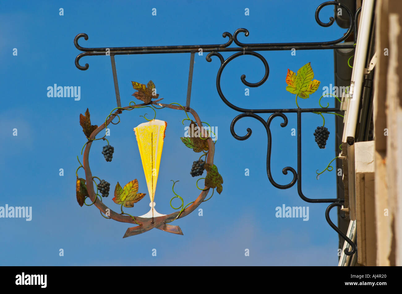 Une enseigne peinte en fer forgé qui illustre le thème de la production de vin et champagne : un verre de champagne et d'une vigne à raisin, le village d'Hautvillers dans la vallée de la Marne, Champagne, Marne, Ardennes, France Banque D'Images