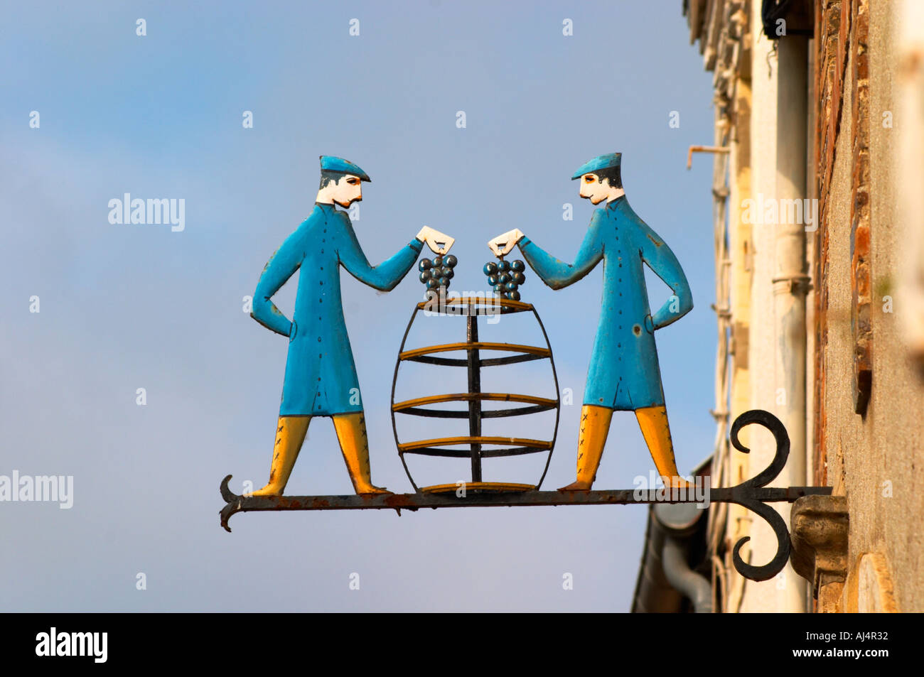 Une enseigne peinte en fer forgé qui illustre le thème de la production de vin et champagne : deux hommes mettre grappes de raisins dans un fourreau transparent tva stylisé, le village d'Hautvillers dans la vallée de la Marne, Champagne, Marne, Ardennes, France Banque D'Images