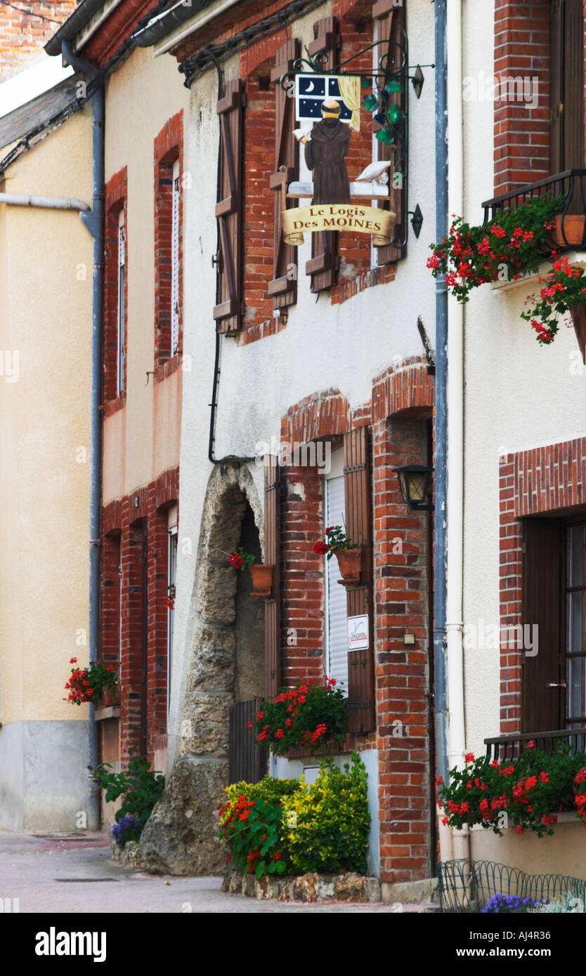 Une enseigne peinte en fer forgé qui illustre le thème de la production de vin et champagne : montrant un moine à la recherche par la fenêtre Banque D'Images