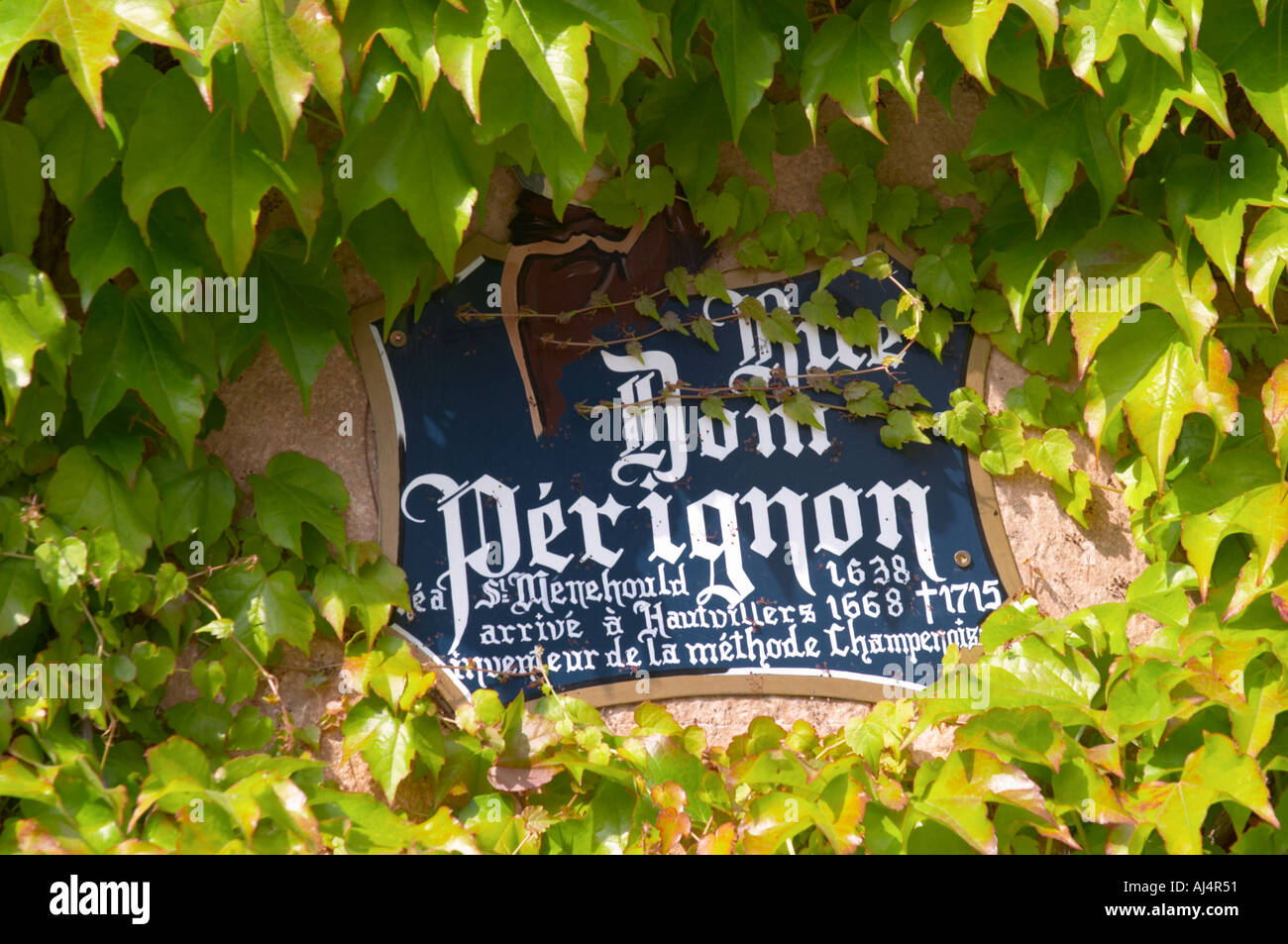 Peint un panneau disant Rue Rue Dom Perignon né à Saint Menehould 1638, est arrivé à Hautvillers en 1668, 1715 morts, inventeur Banque D'Images
