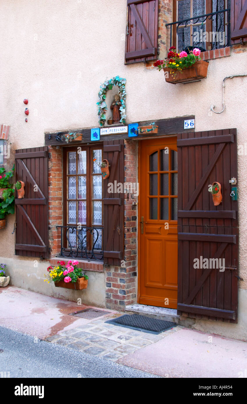 Une maison décorée avec des symboles champagne et fleurs, le village d'Hautvillers dans la vallée de la Marne, Champagne, Marne, Ardennes, France Banque D'Images
