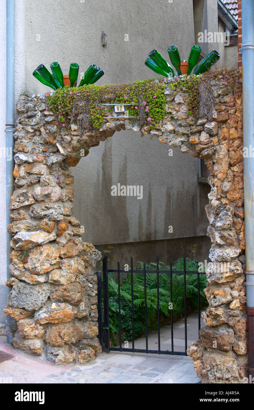 L'entrée d'une maison de village décorée avec des pierres et des bouteilles, le village d'Hautvillers dans la vallée de la Marne, Champagne, Marne, Ardennes, France Banque D'Images