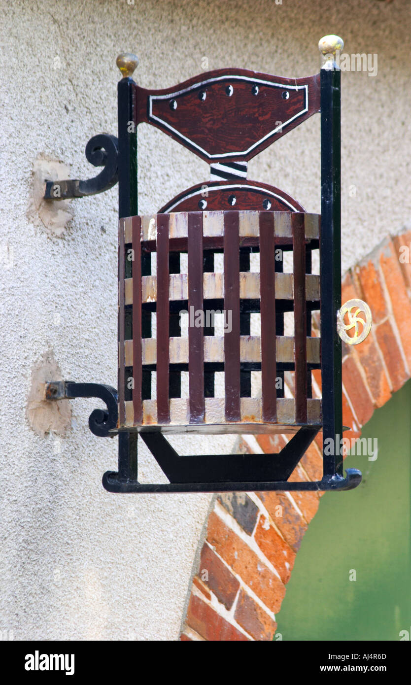 Une enseigne peinte en fer forgé qui illustre le thème du champagne et de la production de vin : un vin panier vertical traditionnel, le village d'Hautvillers dans la vallée de la Marne, Champagne, Marne, Ardennes, France Banque D'Images