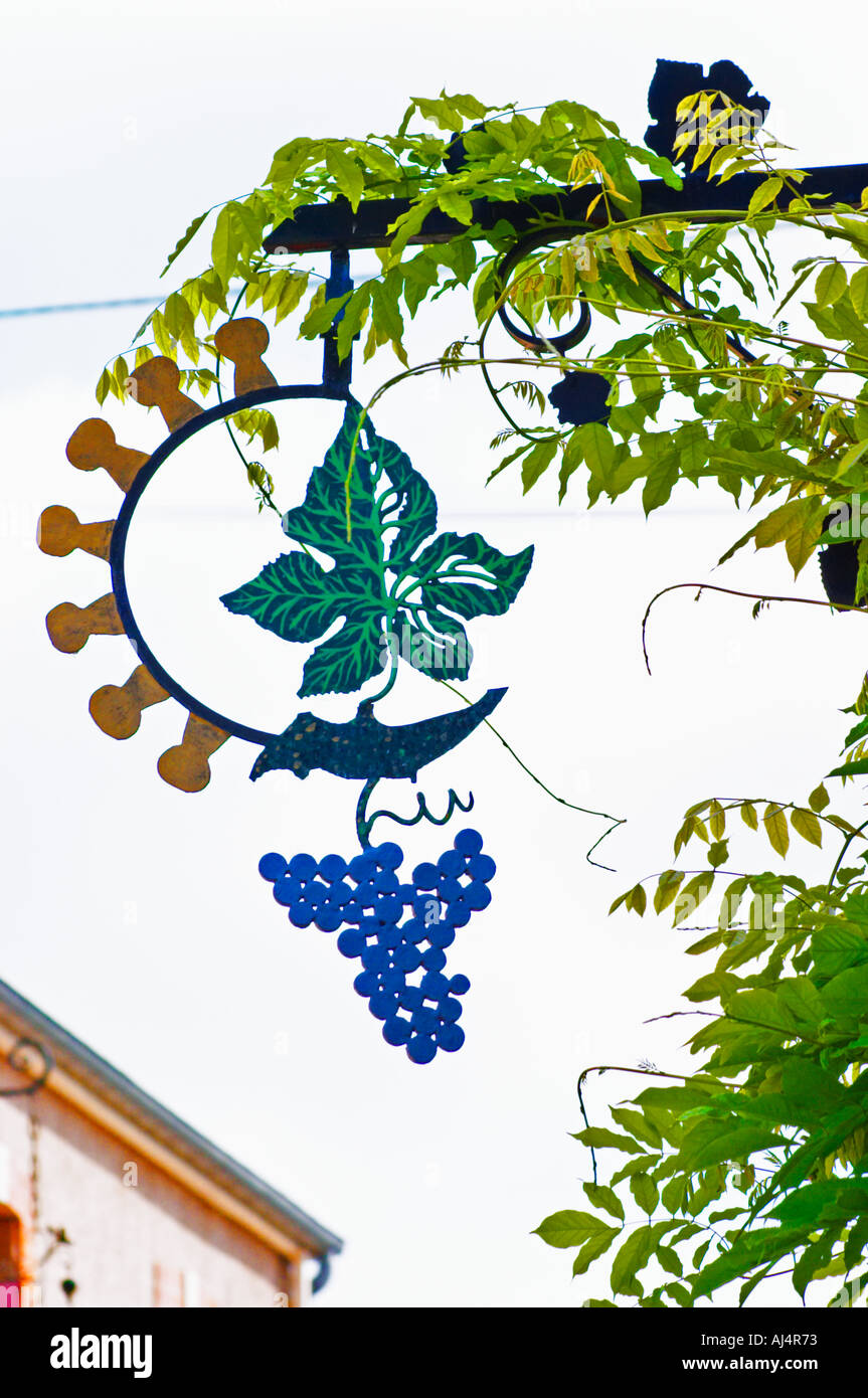 Une enseigne peinte en fer forgé qui illustre le thème de la production de vin et champagne : une feuille de vigne bouchons de champagne et une grappe de raisins, le village d'Hautvillers dans la vallée de la Marne, Champagne, Marne, Ardennes, France Banque D'Images