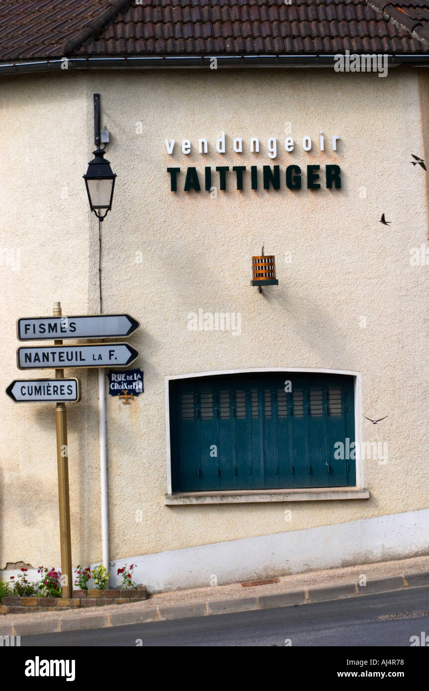 Une rue avec des plaques de rue à Fismes, nanteuil et Cumieres et un bâtiment qui est le vendangeoir Taittinger (maison de la presse du vin Banque D'Images