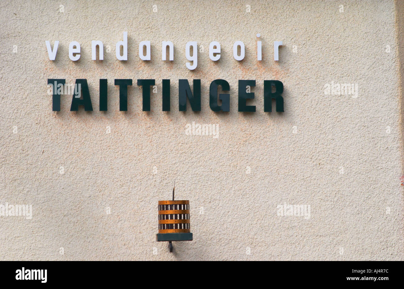 Une enseigne peinte en fer forgé qui illustre le thème de la production de vin et champagne : le plan vertical traditionnel vin panier appuyez sur sur le vendangeoir Taittinger (maison de la presse du vin dans le vignoble), le village d'Hautvillers dans la vallée de la Marne, Champagne, Marne, Ardennes, France Banque D'Images
