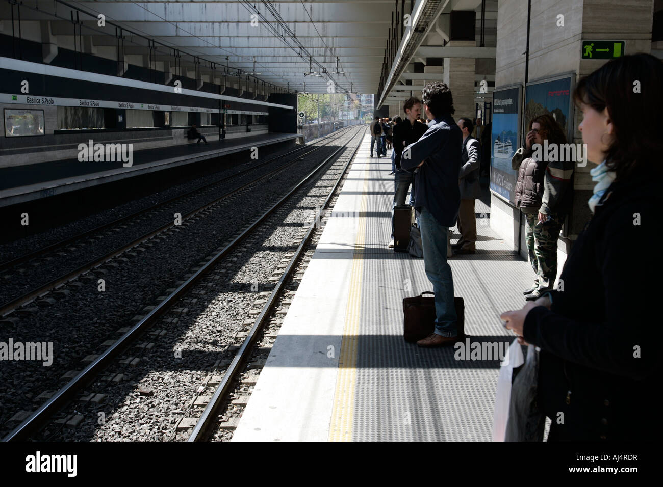 Personnes en attente d'un train Rome Italie Banque D'Images