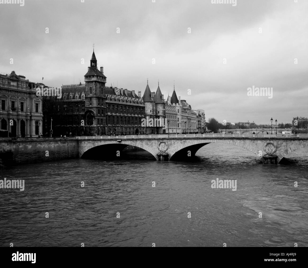 Pont Pont au Change et La Conciergerie Paris France Banque D'Images