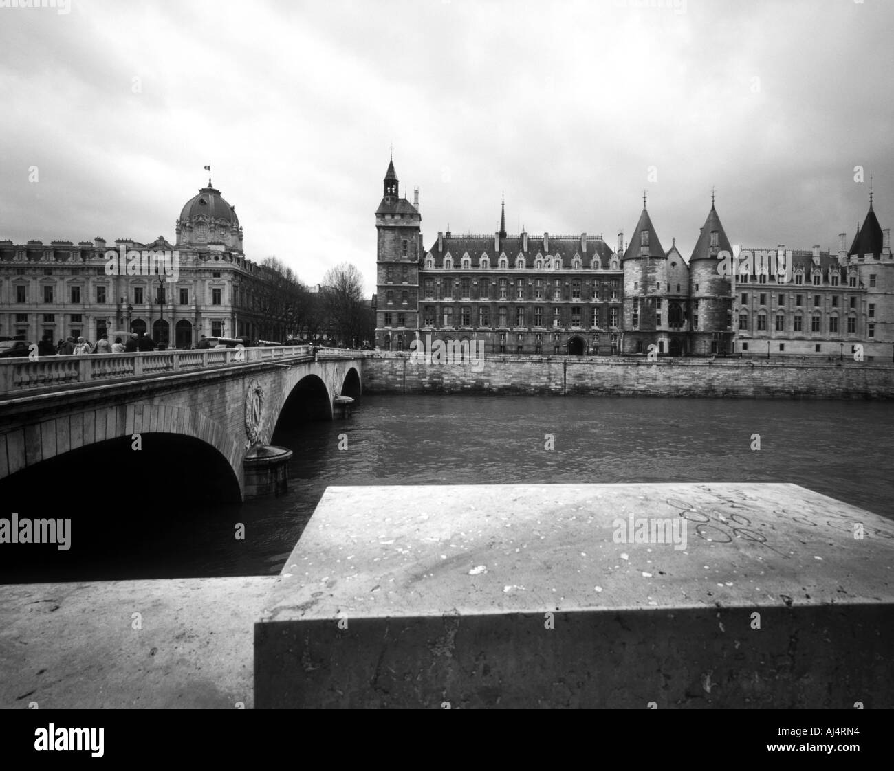 Pont Pont au Change et La Conciergerie Paris France Banque D'Images