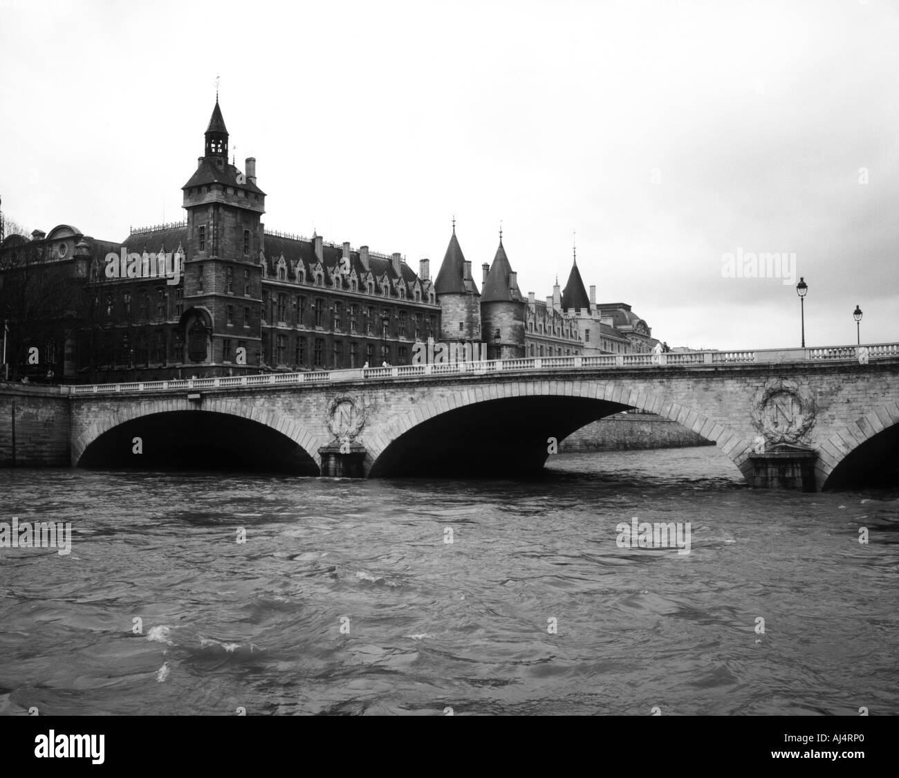 Pont Pont au Change et La Conciergerie Paris France Banque D'Images