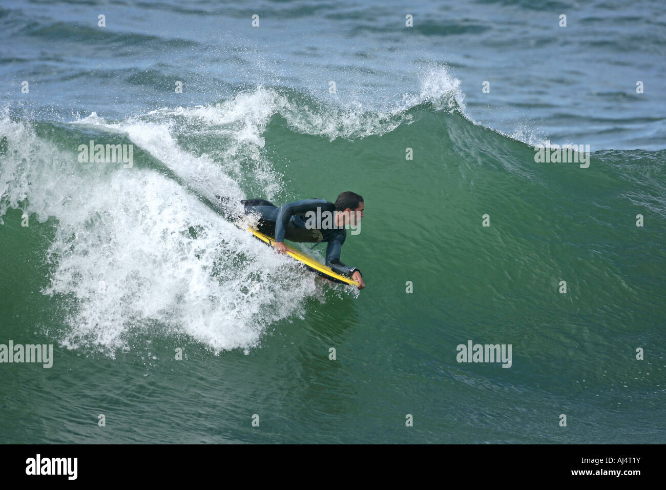 Un corps Boarder surfe une vague Banque D'Images