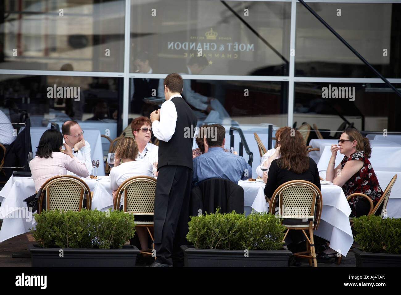 Les gens à l'extérieur manger dans restaurant dans la région de New South Wales Sydney NSW Australie Banque D'Images
