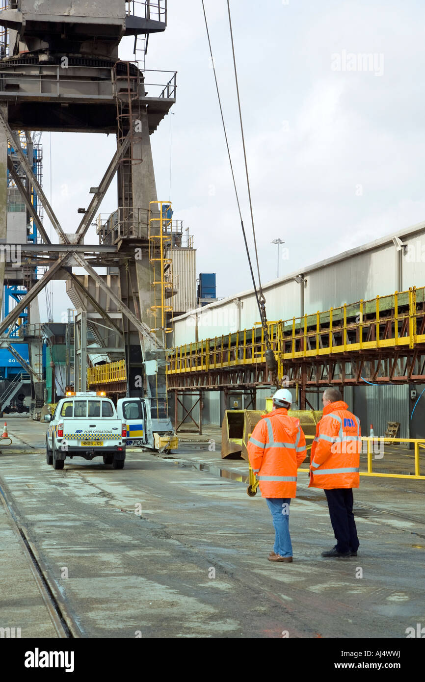 Deux inspecteurs quai à quai à Southampton Docks par un des vieux cranes Banque D'Images