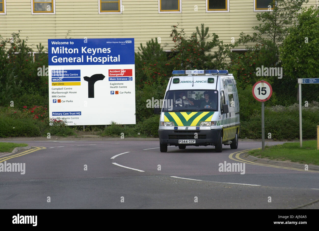 Deux shires ambulance sur son chemin de l'Hôpital général de Milton Keynes UK Banque D'Images