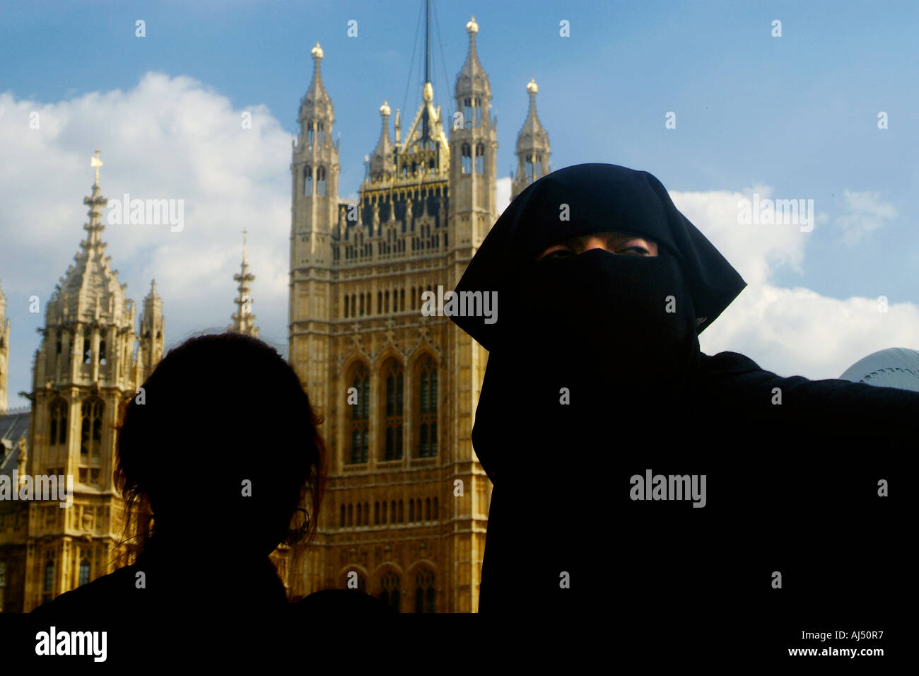 Une femme musulmane portant un niqab se tient à l'extérieur du Parlement. Copyright Terence Bunch Banque D'Images