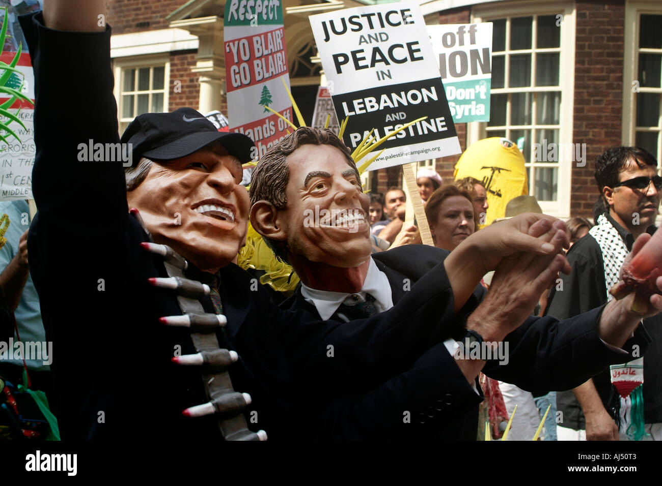 La guerre contre les militants, portant des masques du président américain George W Bush et le Premier ministre britannique Tony Blair. Banque D'Images