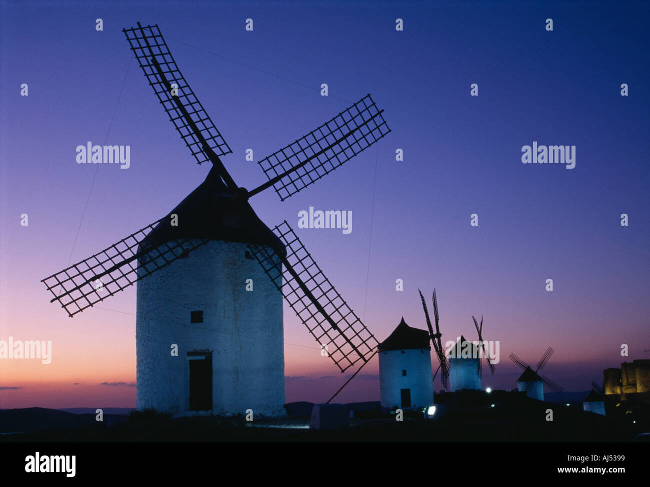 Coucher de soleil sur les plaines de Castille La Mancha Espagne moulins à vent Banque D'Images