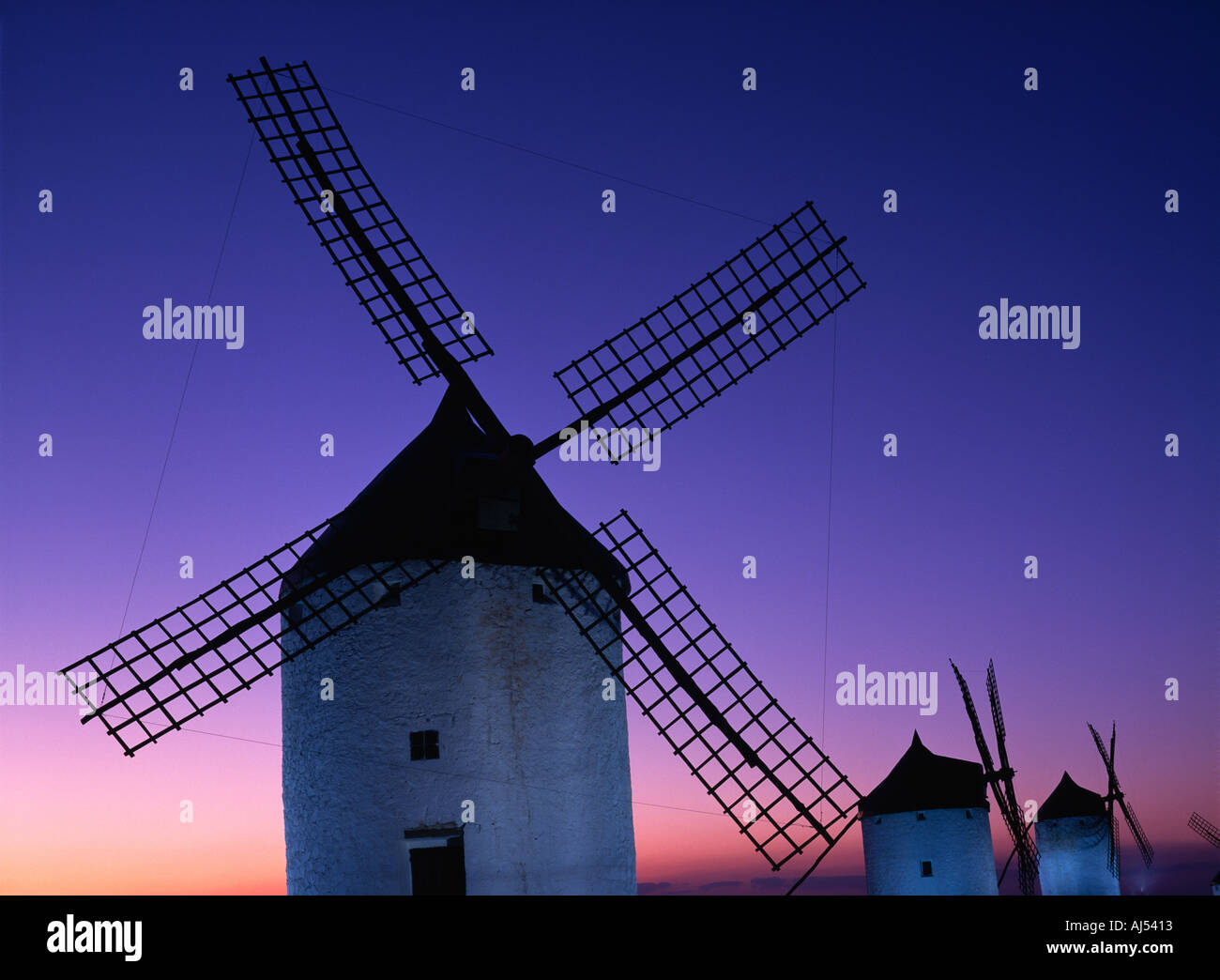Les moulins à vent au coucher du soleil sur les plaines de Castilla la Mancha, Consuegra. Banque D'Images