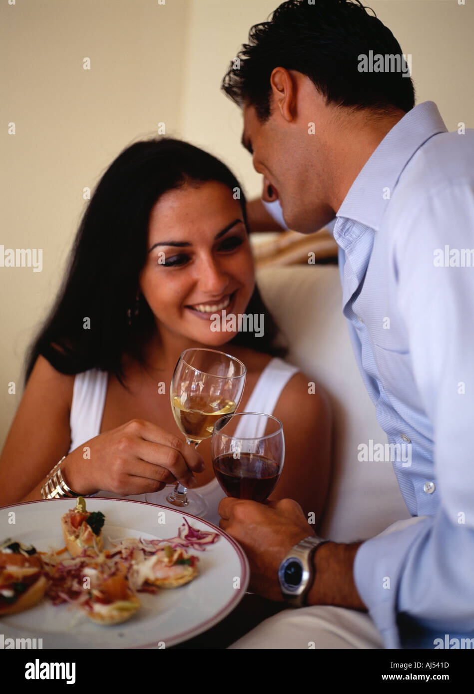 Jeune couple aimant profiter des tapas et boire winein Espagne tapa Banque D'Images