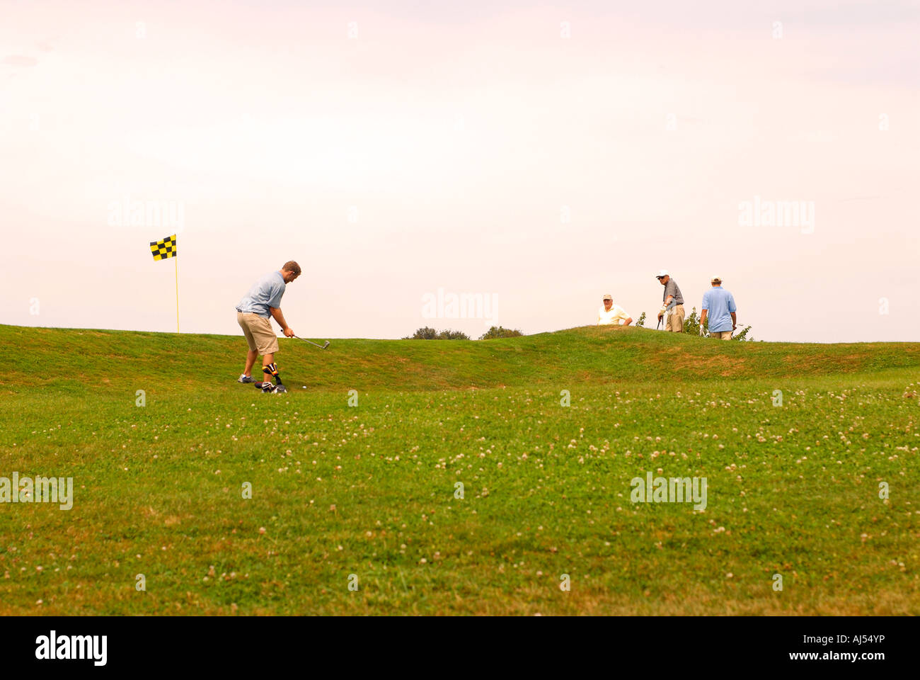 Jouer au golf sur chaude journée d'été. Banque D'Images