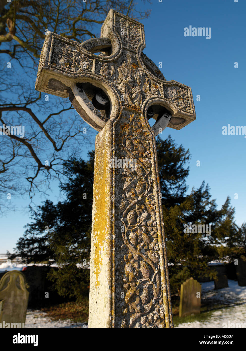 Croix celtique dans un cimetière dans le North Yorkshire, Angleterre Banque D'Images