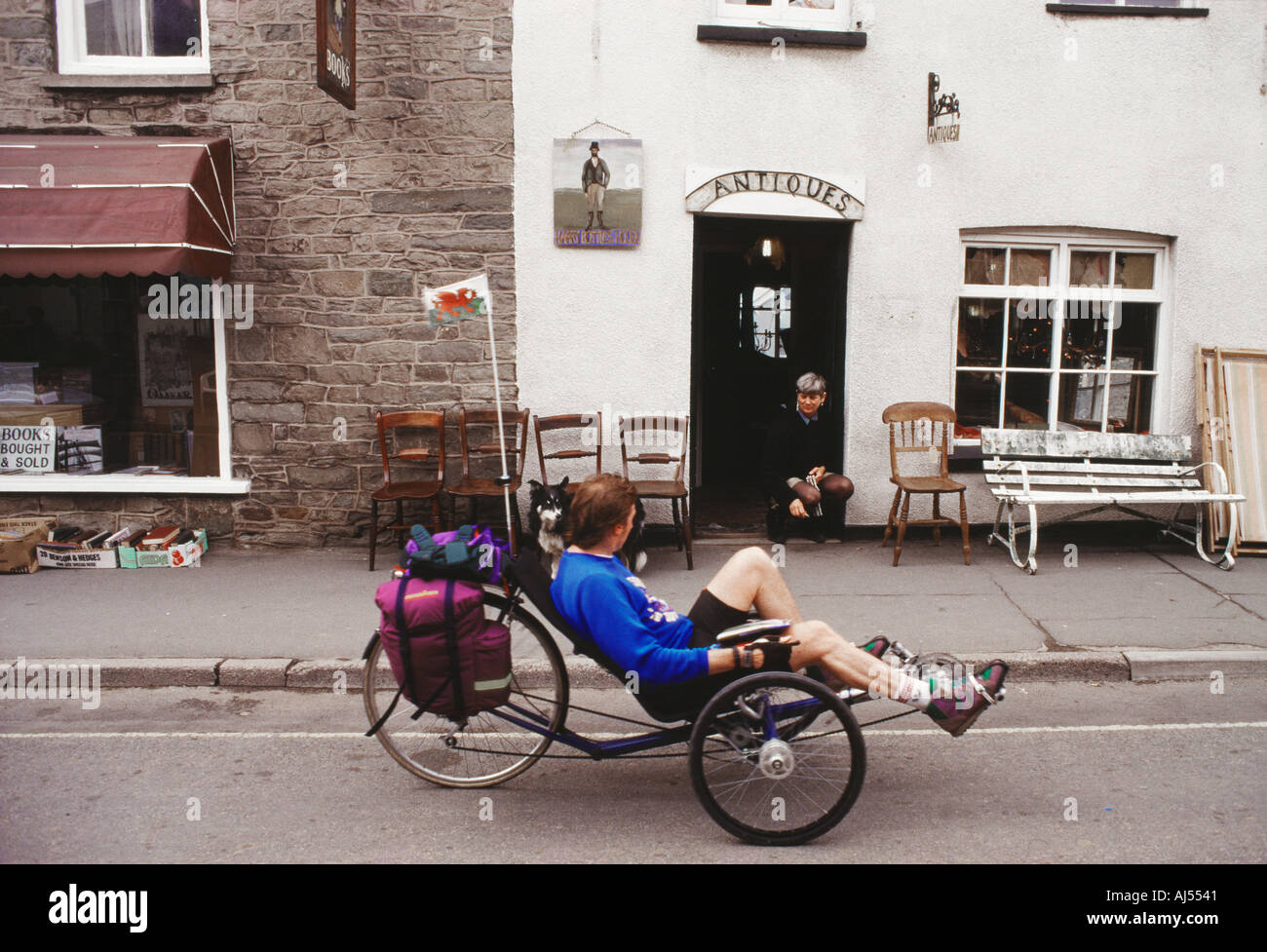 L'homme sur l'étrange passage vélo shop à hay-on-wye Banque D'Images