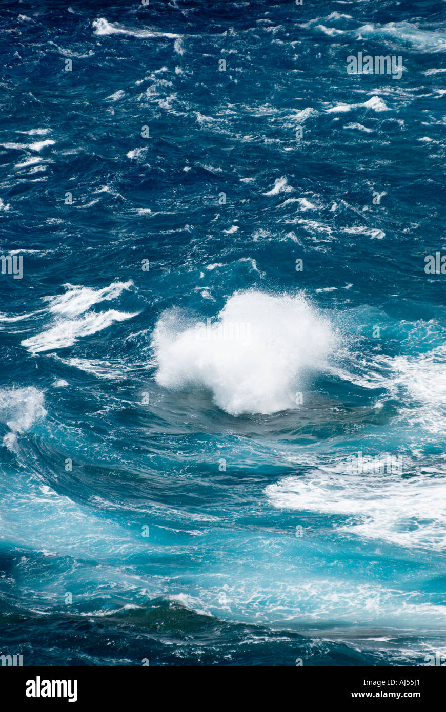 Stormy et mer agitée au large de la côte d'Oahu, Hawaii Banque D'Images