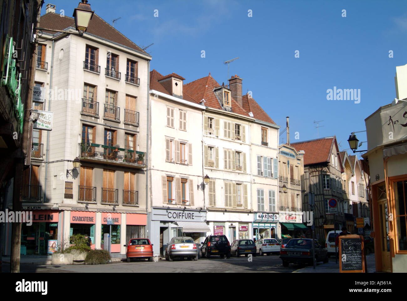 France Aube Troyes Maisons et commerces de la Place Jean Jaurès Photo Stock  - Alamy