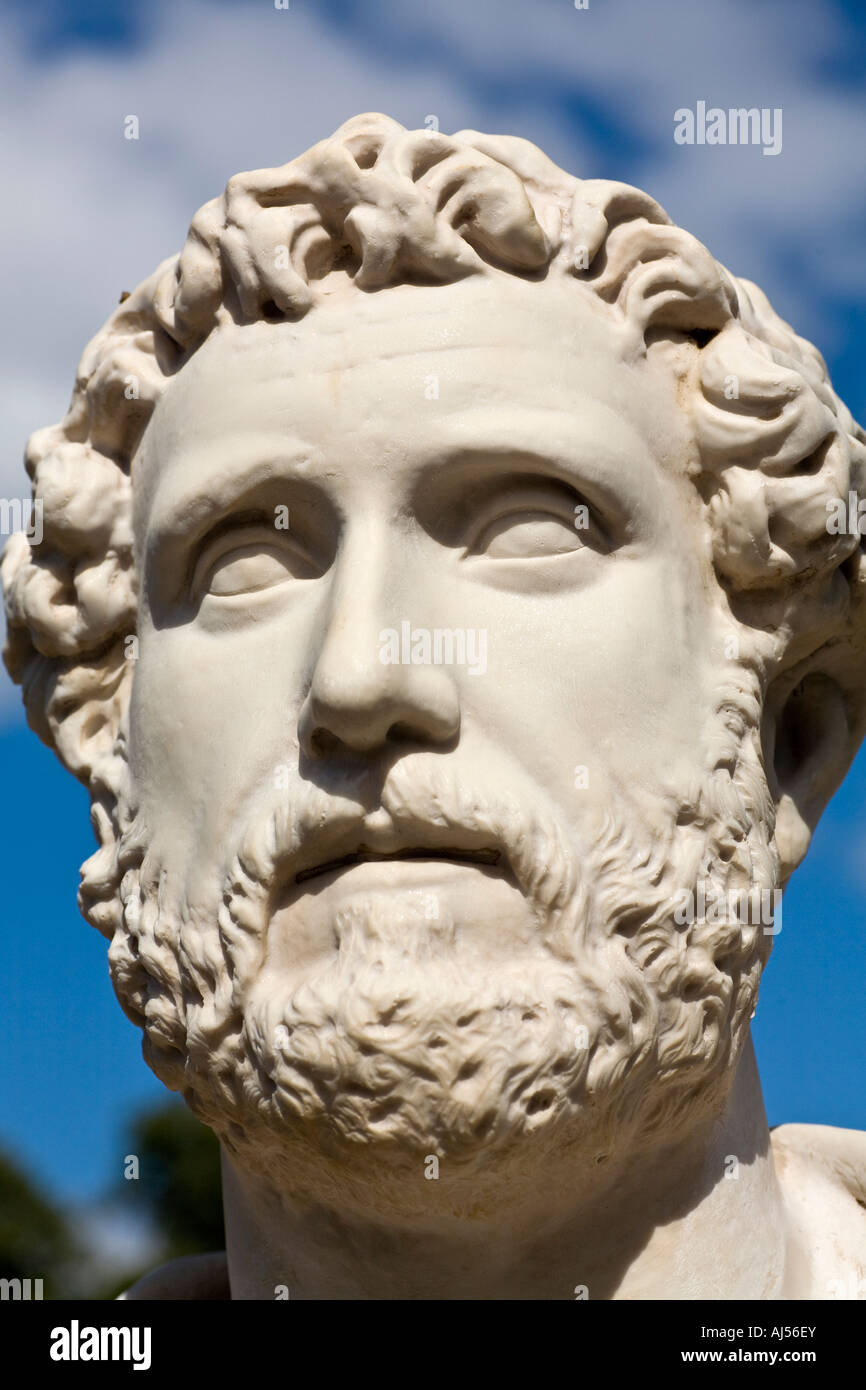 Sculpture gréco romaine Banque de photographies et d'images à haute  résolution - Alamy