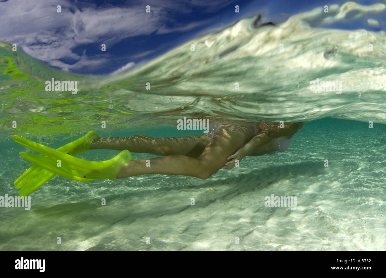 Femme de la plongée avec tuba dans les eaux peu profondes avec palmes ScubaPro TwinJet Banque D'Images