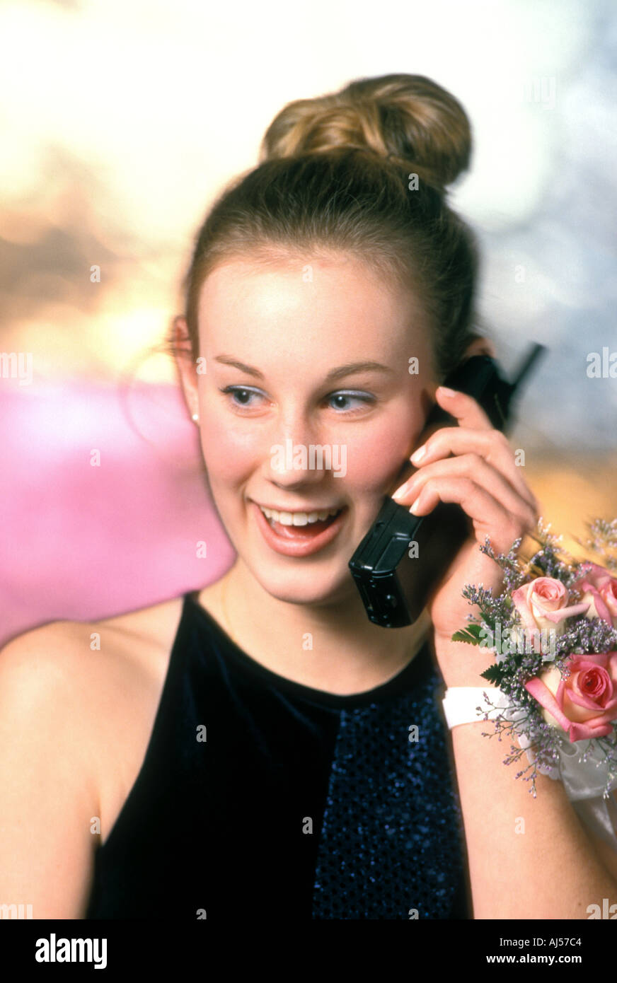 Teenage girl dressed for prom en conversation sur téléphone mobile Banque D'Images