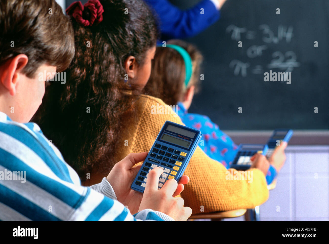 Les étudiants utilisant la calculatrice dans Middle School cours de mathématiques. Banque D'Images