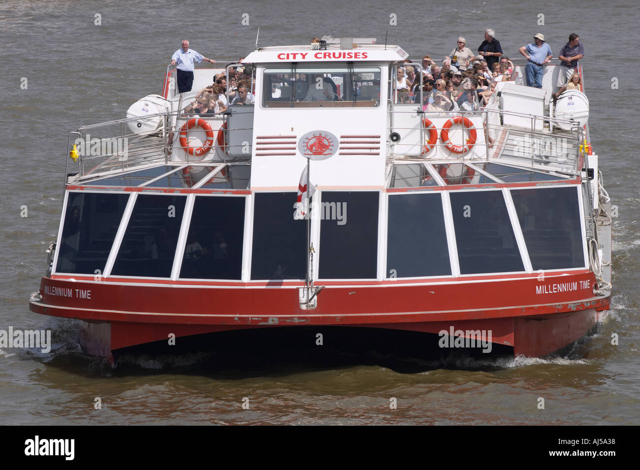 L'heure du millénaire ville croisière voile porte visites de touristes jusqu'à la rivière Thames London Banque D'Images