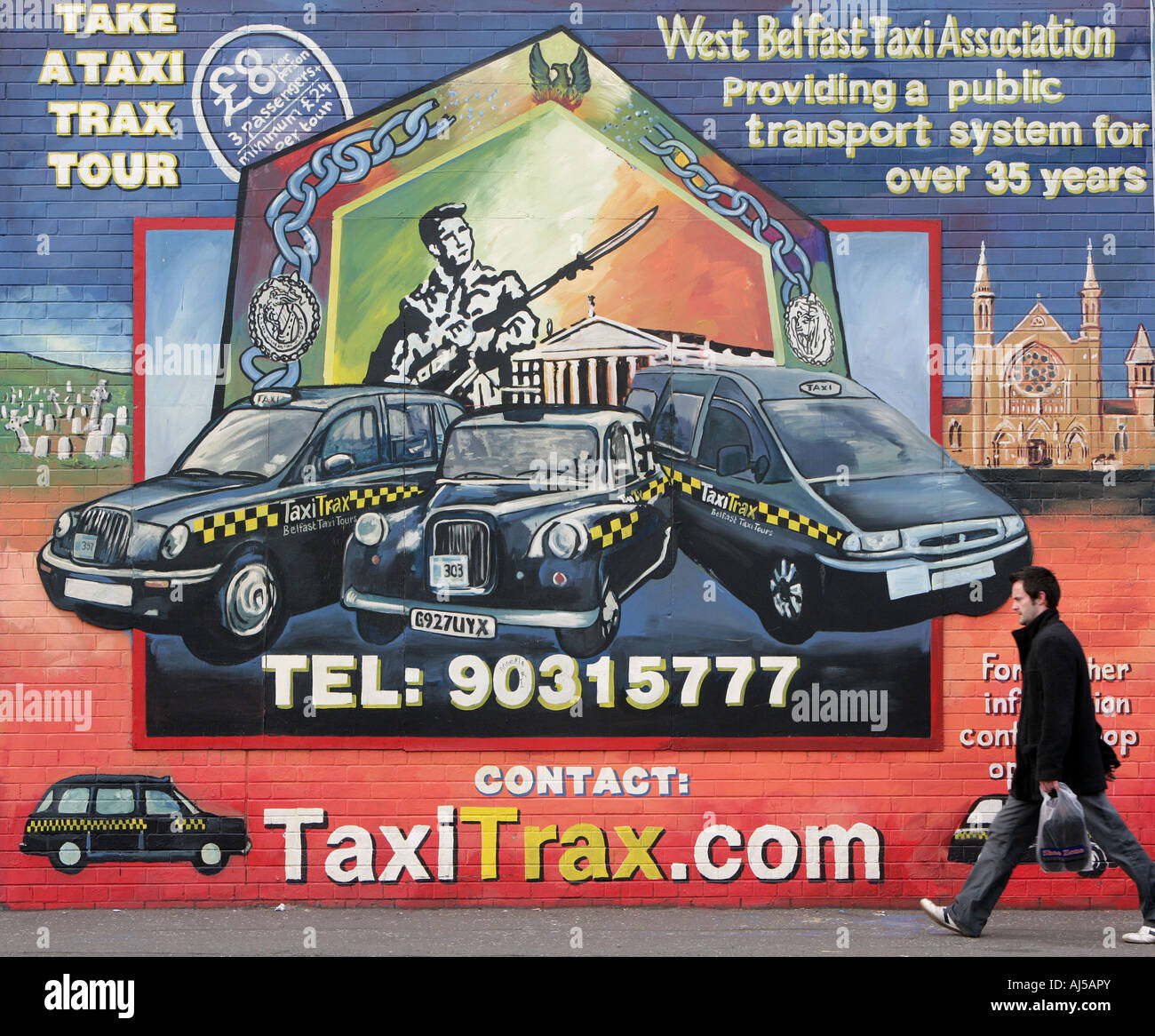 Un homme passe devant une peinture murale sur la partie inférieure de Falls Road à l'ouest de l'Irlande du Nord Belfast 19 Oct 2007 Photo Paul McErlane Banque D'Images