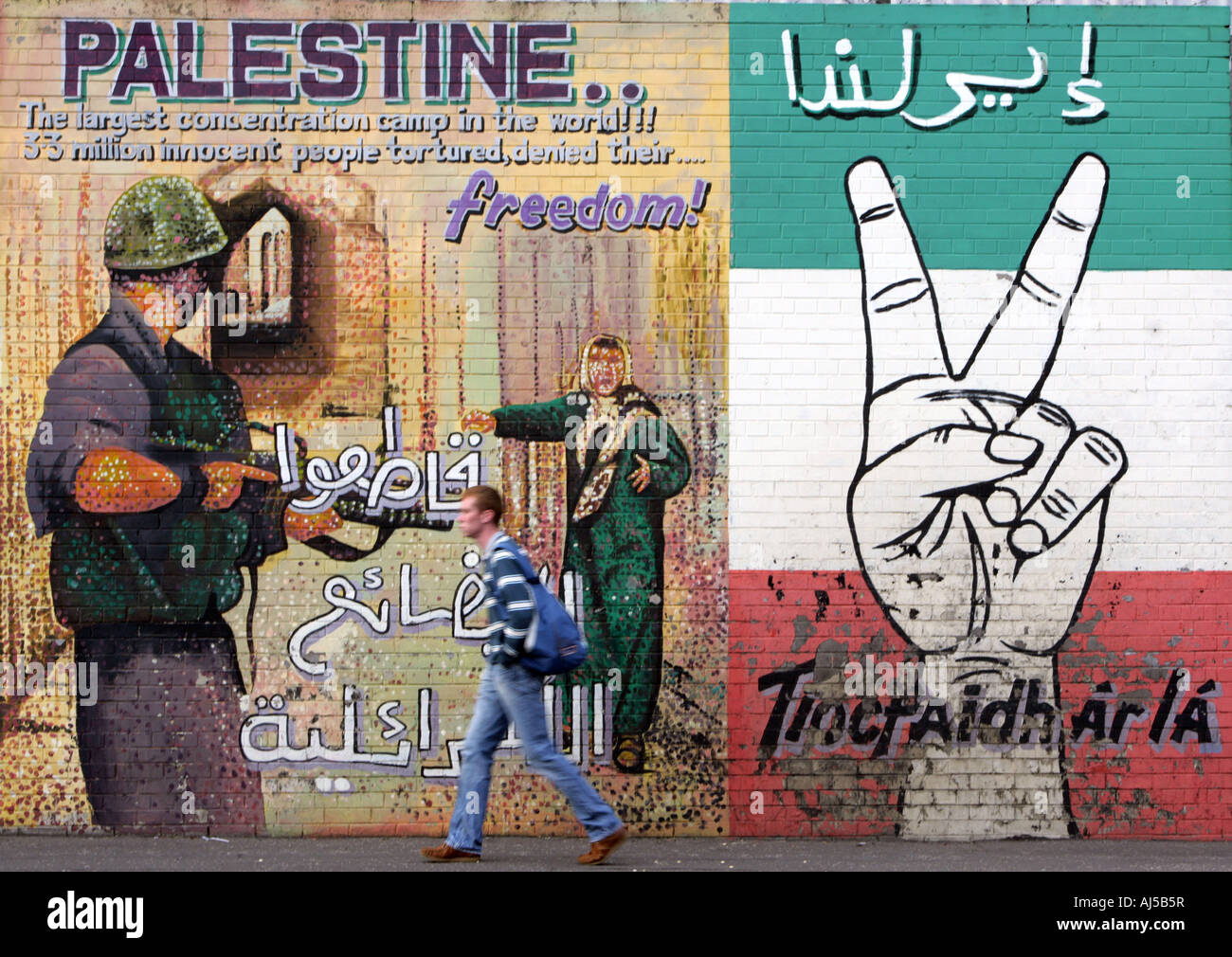 Un homme passe devant une peinture murale sur la partie inférieure de West Falls Road Belfast, en Irlande du Nord 19 Oct 2007. Photo Paul McErlane Banque D'Images