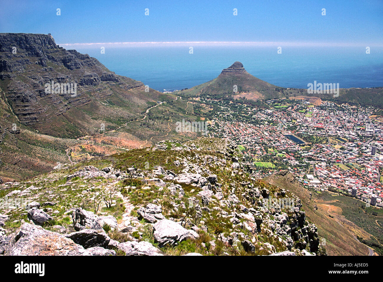La vue de Devil's Peak montrant la Montagne de la table, de la tête de lion de l'océan Atlantique et la ville du Cap. Banque D'Images