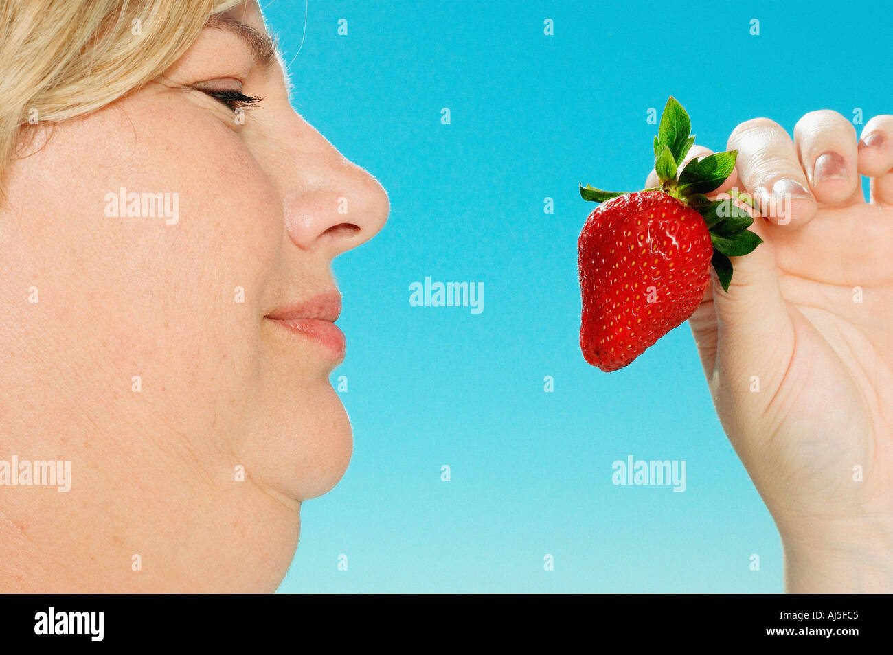 Grande Femme à la fraise à Banque D'Images
