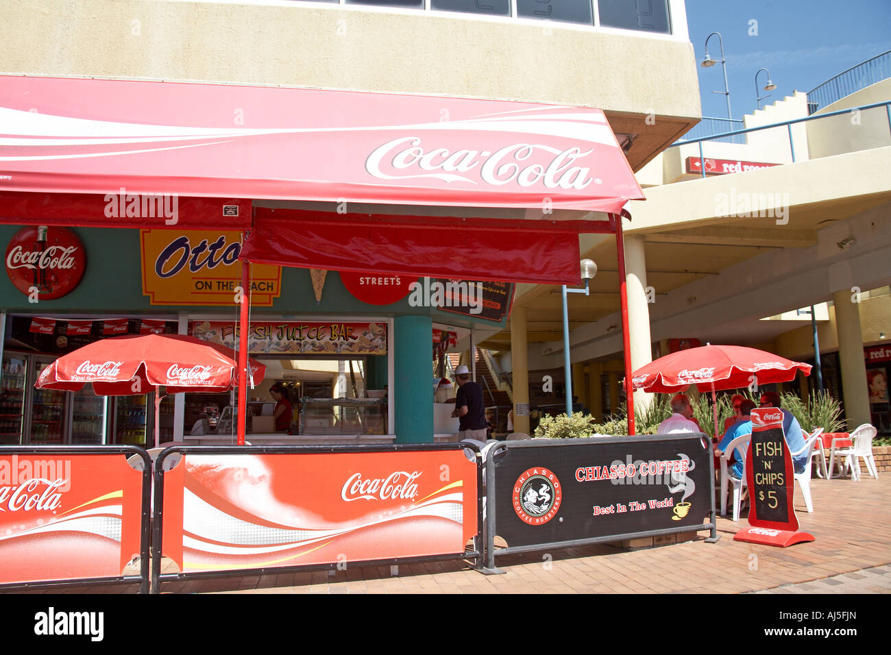 Centre commercial avec boutiques, cafés avec Coca Cola signe à Surfers Paradise Queensland QLD Australie Banque D'Images