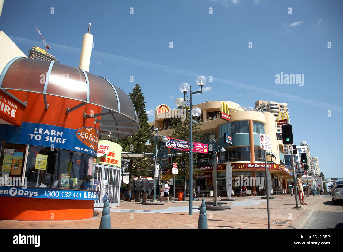 Centre commercial avec boutiques et McDonalds à Surfers Paradise Queensland QLD Australie Banque D'Images