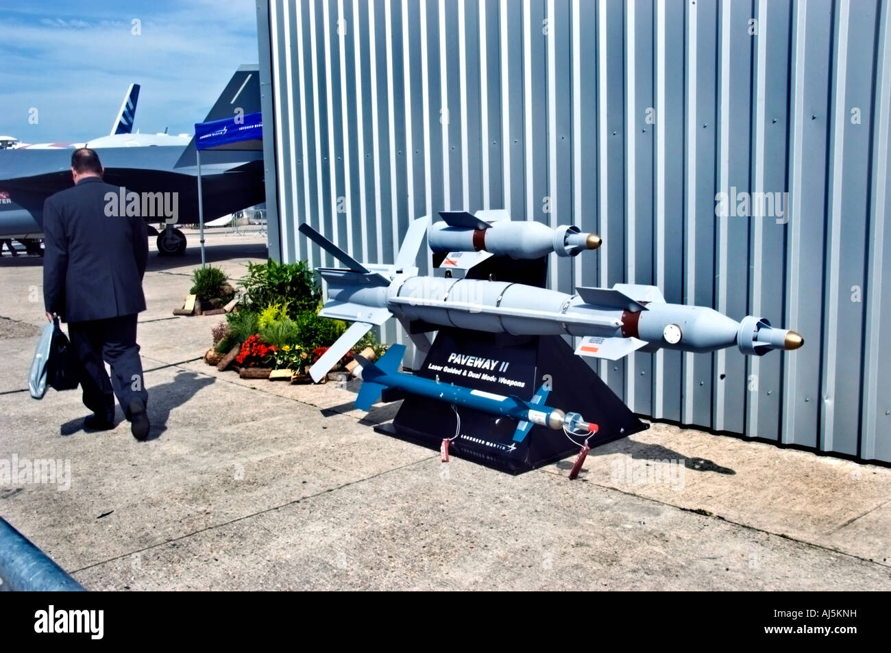 Paris France, hommes d'affaires 'Paris Air Show' 'laser Guided missile' en exposition à l'extérieur, Man Walking Away, Convention nationale france Banque D'Images