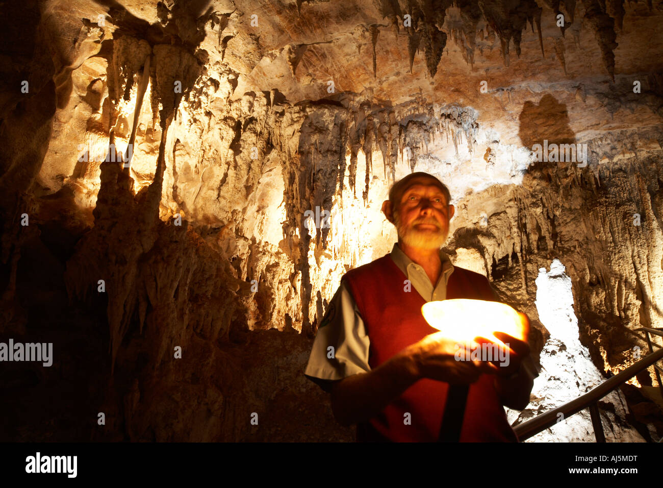 Stalagtites et stalagmites avec guide à l'établissement Chifley caverne à Jenolan Caves dans les Blue Mountains NSW Australie Nouvelle Galles du Sud Banque D'Images