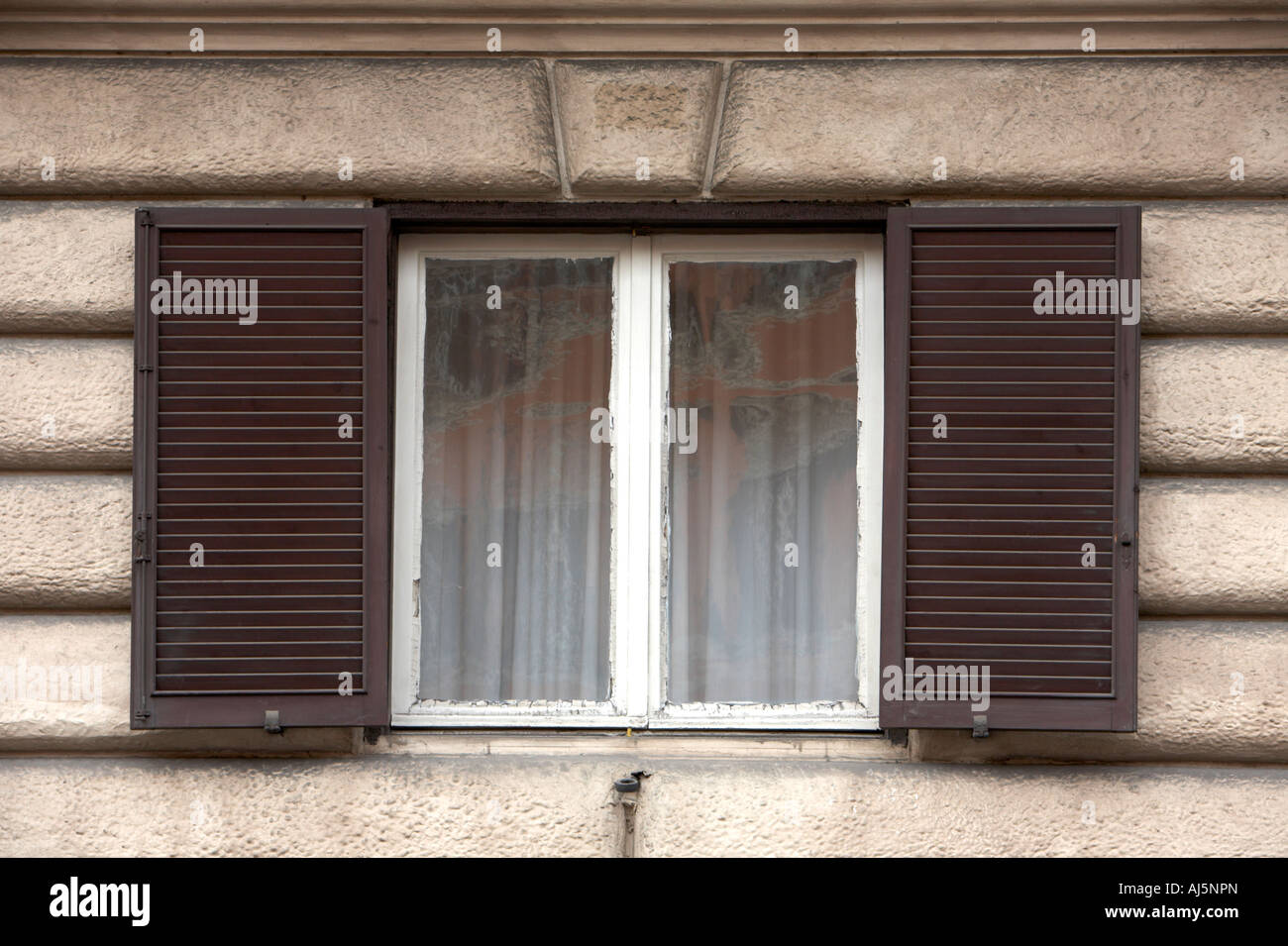 Vieille fenêtre à volets et volets marron avec armatures blanc Rome Lazio Italie Banque D'Images