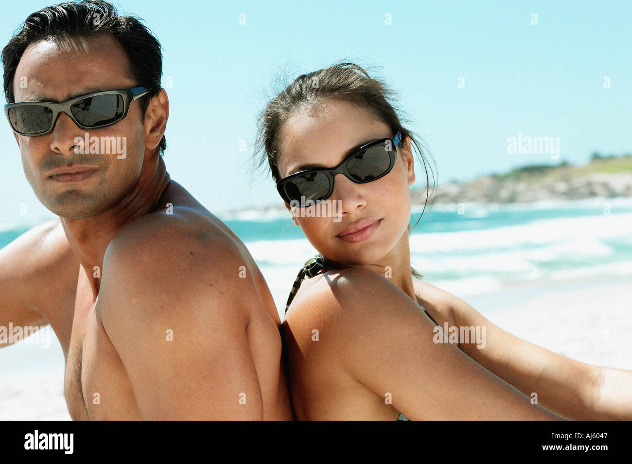 Couple sitting on beach Banque D'Images