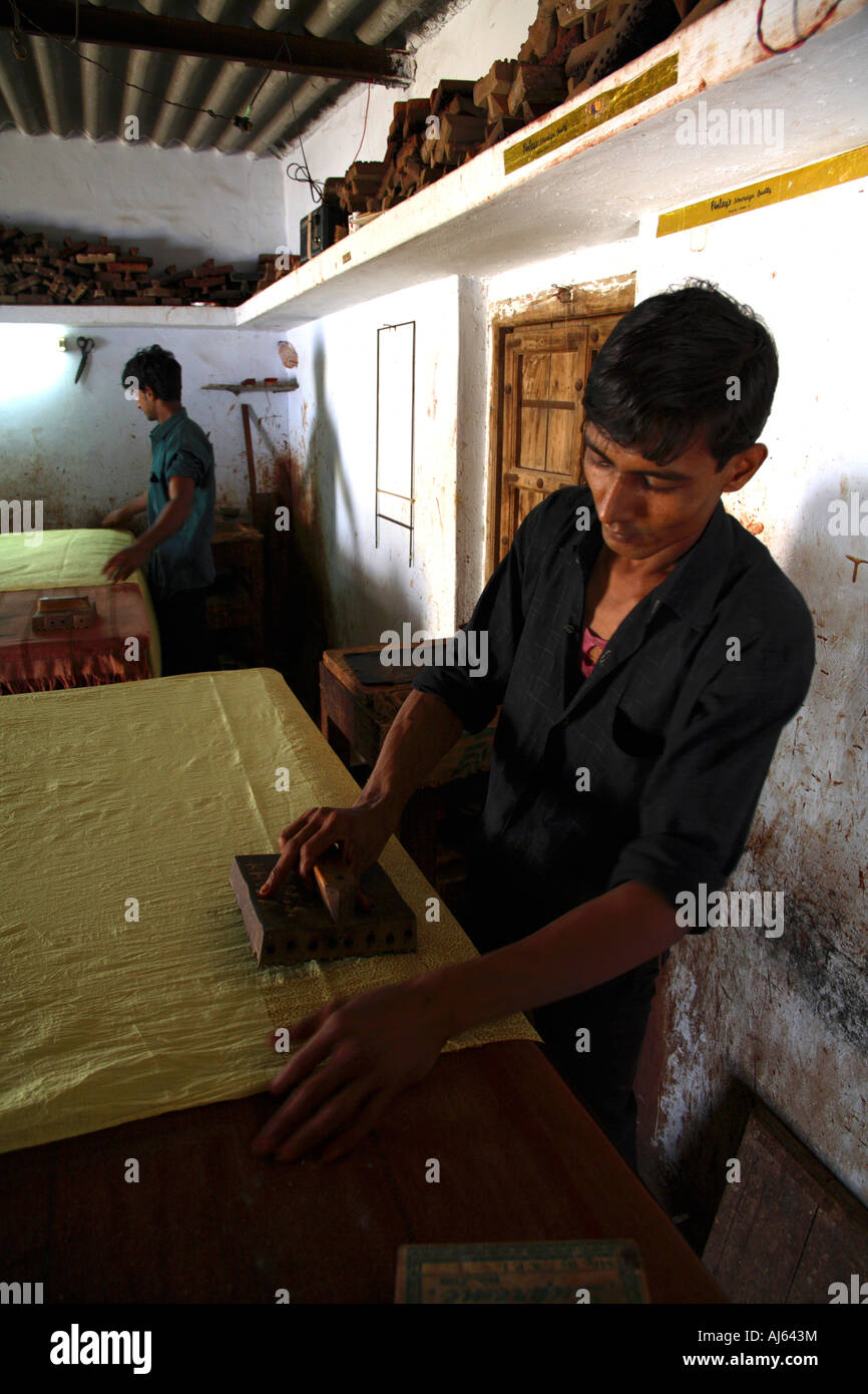 L'imprimeur indien traditionnel bloque le tissu d'impression dans le village de Khavda, district de Kutch, Gujarat, Inde Banque D'Images