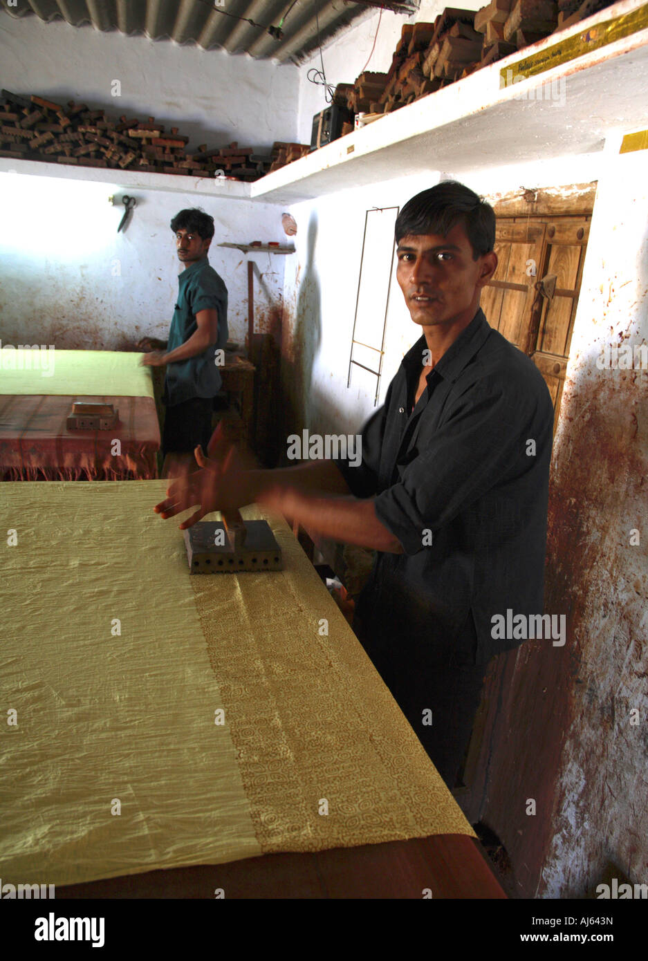 Le fabricant indien traditionnel d'impression bloque le tissu d'impression dans le village de Khavda, district de Kutch, Gujarat, Inde Banque D'Images