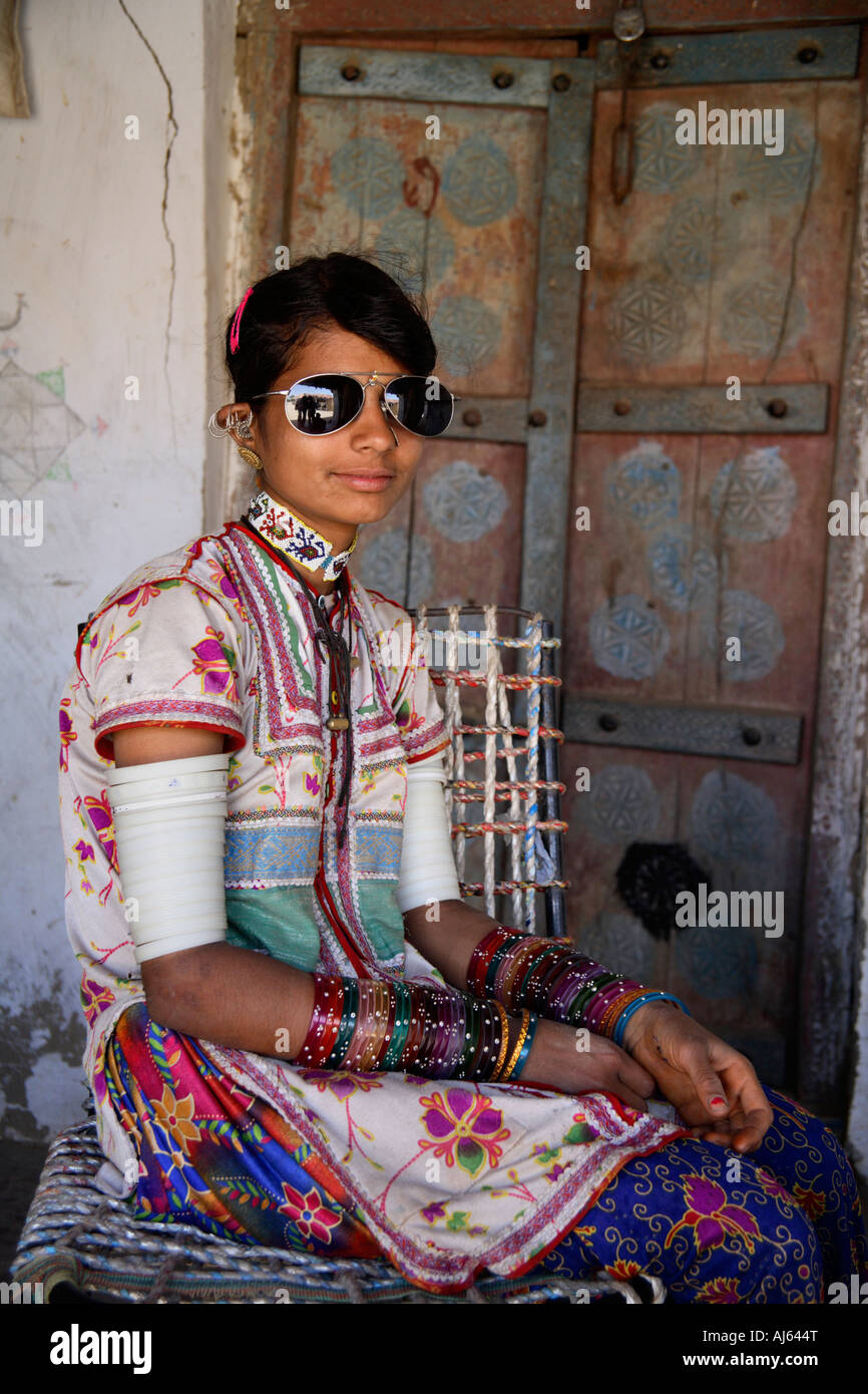 Jeune fille tribale de Harijan portant des lunettes de soleil aviateur  posant au village de Bhirandiara, district de Kutch, Gujarat, Inde Photo  Stock - Alamy