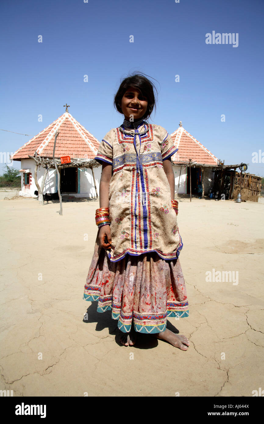 Jolie jeune fille tribale de Harijan posant au village de Bhirandiara, district de Kutch, Gujarat, Inde Banque D'Images