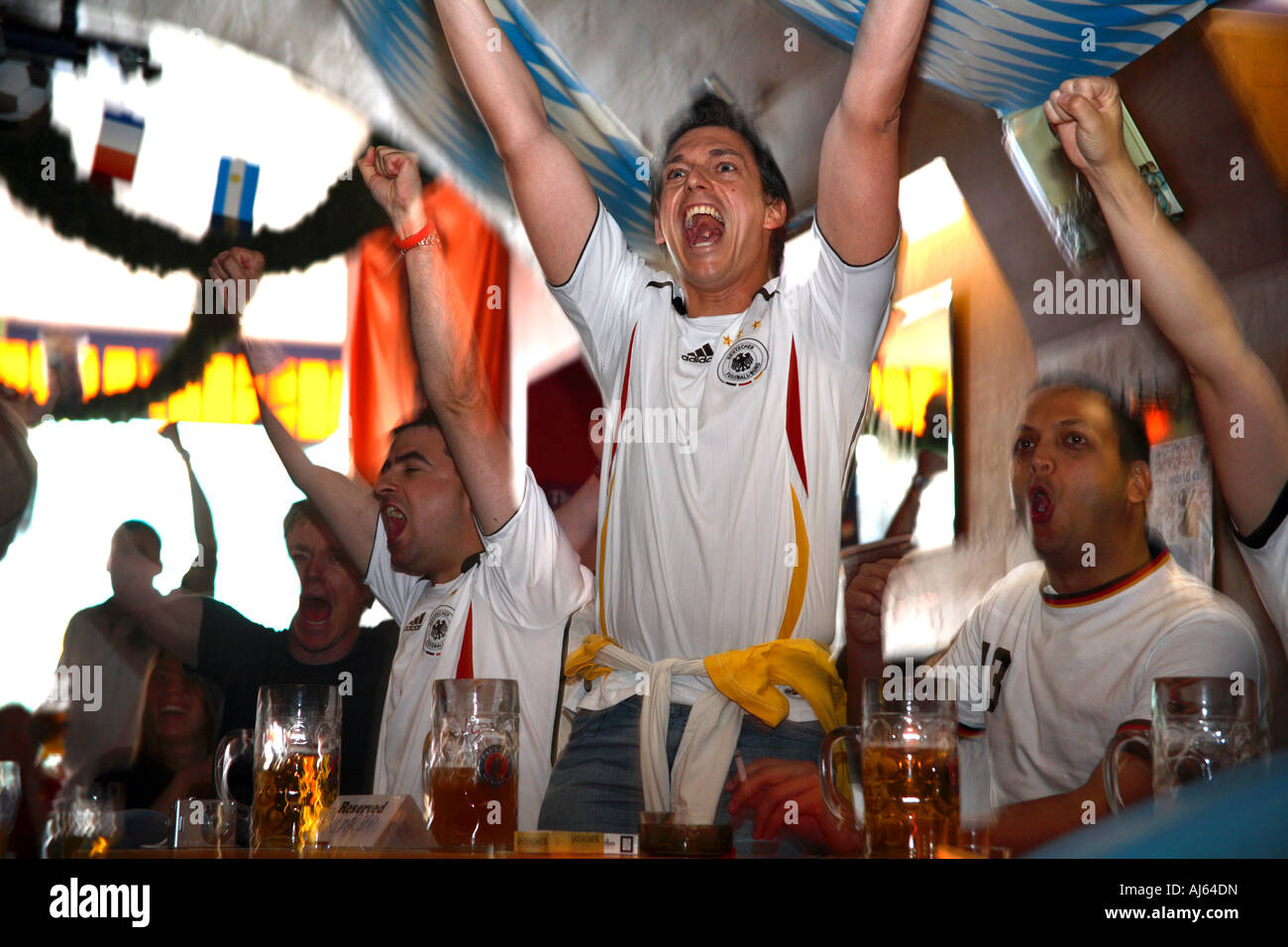 L'Allemagne contre l'Equateur, Coupe du Monde 2006, l'Oktoberfest 678-680 Fulham Road London Banque D'Images